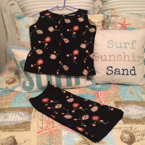 CASUAL CORNER Set of top and skirt. Petite 4 - Picture 3 of 6